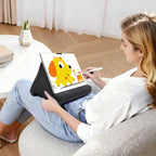 Tablette posée sur le coussin, sur les genoux