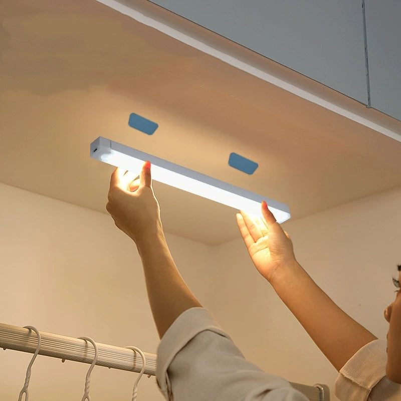 Réglette LED fixée sous un meuble, allumée