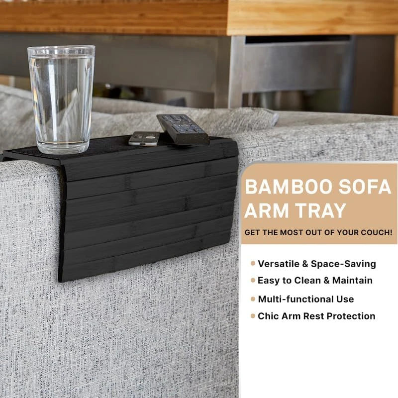 Plateau en bambou noir sur un canapé
