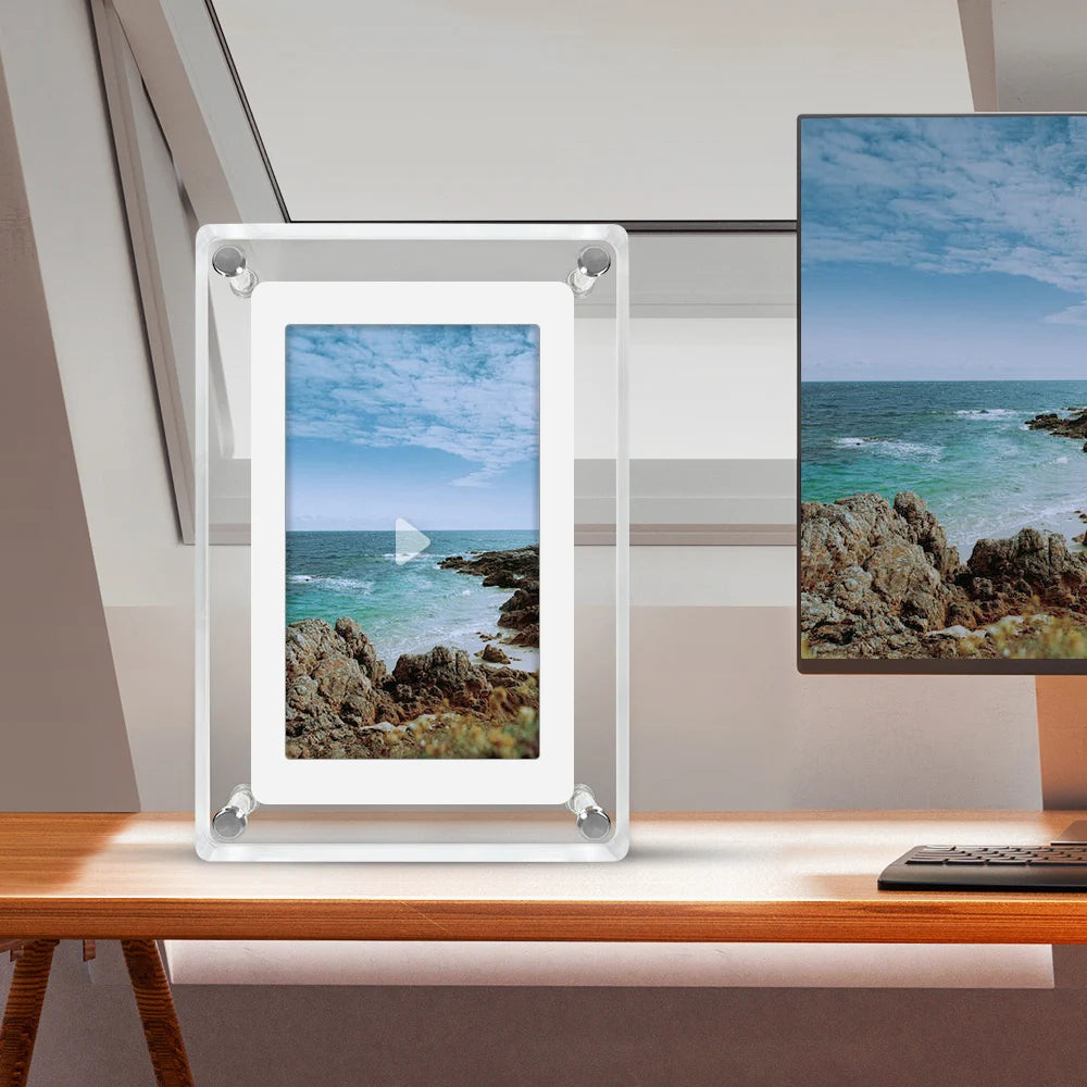 Cadre photo numérique en acrylique sur un bureau